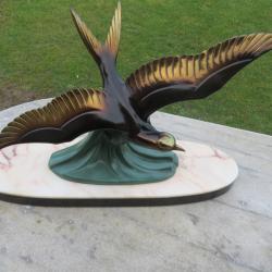 Ancienne grande sculpture en r&eacute;gule patin&eacute; bronze repr&eacute;sentant une Mouette en vol sur vague(L 60 Cm)