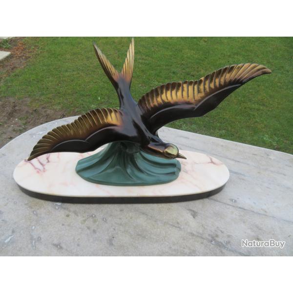 Ancienne grande sculpture en r�gule patin� bronze repr�sentant une Mouette en vol sur vague(L 60 Cm)