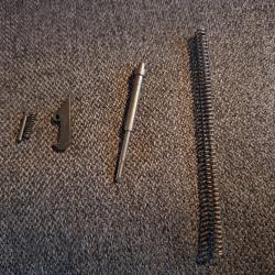 Lot de pi&egrave;ces d&eacute;tach&eacute;es CZ 75 KADET 22lr