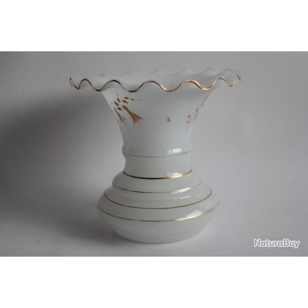 Ancien vase opaline �maill�e