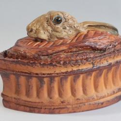 Terrine Trompe l'oeil Li&egrave;vre porcelaine verniss&eacute;e