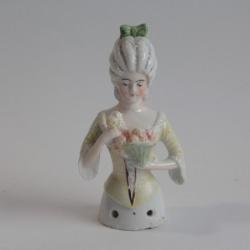 Demi figurine porcelaine Marquise au panier de roses