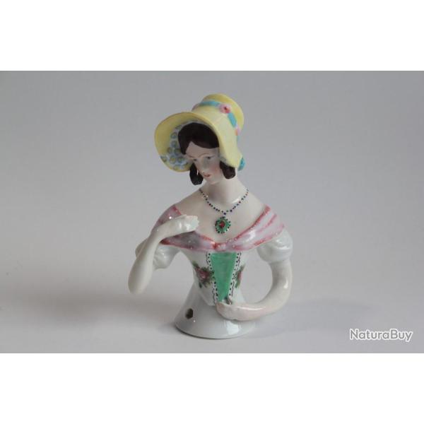 Demi figurine porcelaine Femme � la capeline