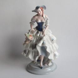 ROYAL DUX Femme au panier de fleurs porcelaine n&deg;143