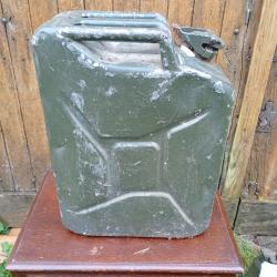 Jerrican arm&eacute;e