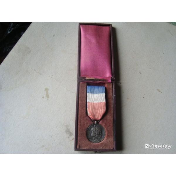 MEDAILLE DE TRAVAIL  ARGENT MASSIF
