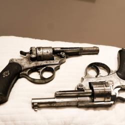 Lot de 2 Revolvers r&eacute;glementaires fran&ccedil;ais mod&egrave;le 1873/1874, Manufacture d'armes de Saint-&Eacute;tienne