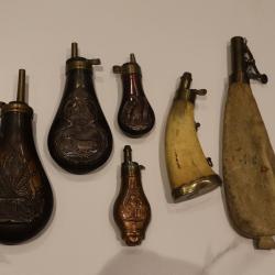 Lot de poires &agrave; poudre noire anciennes XIX? a corne, m&eacute;tal, cuir de collection