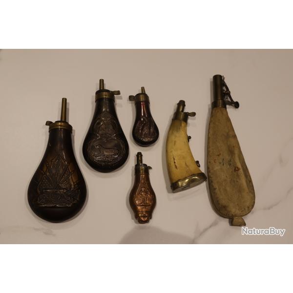 Lot de poires � poudre noire anciennes XIX? a corne, m�tal, cuir de collection