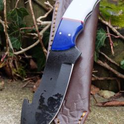 Couteau de Chasse &agrave; d&eacute;pecer Crochet Lame Acier Carbone 1055 Black Manche R&eacute;sine Etui Cuir Artisan A