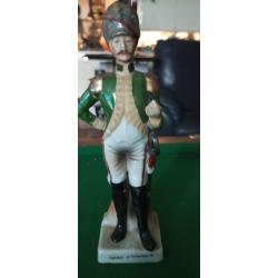 Statuette en c&eacute;ramique &eacute;maill&eacute;e polychrome repr&eacute;sentant un soldat d'infanterie