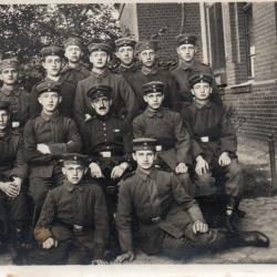 CPA - UN GROUPE DE SOLDATS ALLEMAND  - N&deg;7320