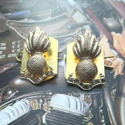 Lot de deux insignes de col de veste artillerie anglaise  - 6a.