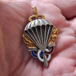 INSIGNE BREVET PREPARATION MILITAIRE PARACHUTISTE TYPE 1 ( AB - H 597 )
