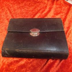 Trousse de m&eacute;decins militaires. Elle est vide.  Cuir Noir &agrave; l'ext&eacute;rieur, avec fermoir