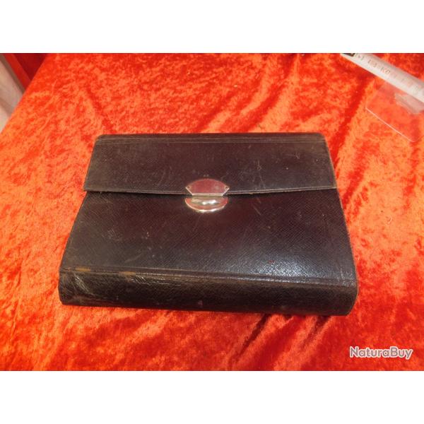 Trousse de m�decins militaires. Elle est vide.  Cuir Noir � l'ext�rieur, avec fermoir
