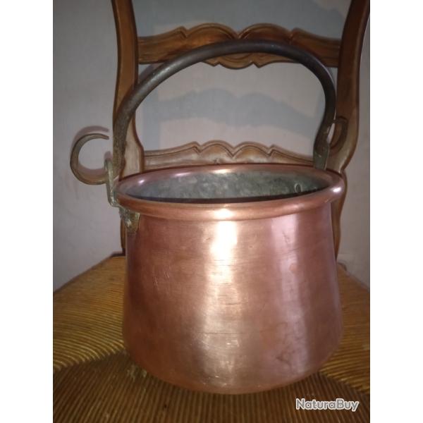 Chaudron en cuivre ?tam? avec poignee en fer forg? pour la confiture