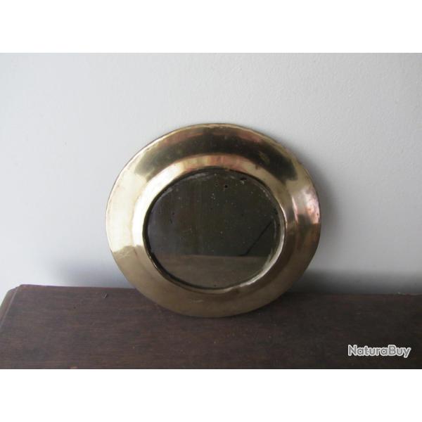 Miroir rond en laiton � suspendre 1970