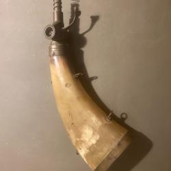 poire &agrave; poudre en corne et laiton ( ma r&eacute;f : 6832 &sect;&sect;)