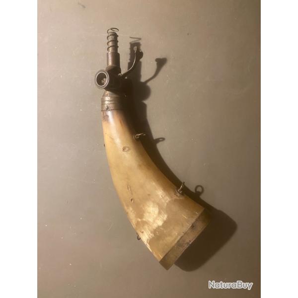 poire � poudre en corne et laiton ( ma r�f : 6832 ��)