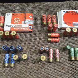 33 cartouches anciennes MANUFRANCE calibre 12 &agrave; douilles en carton ( plomb , balle et chevrotines )