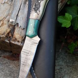 Couteau de Chasse Damas Lame 256 Couches Manche OS Scrimshaw Loup Fabr Artisanale Etui Simili 01