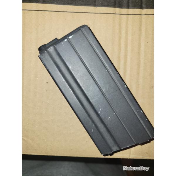 Chargeur mid-cap probablement FAMAS 1� sans r�serve