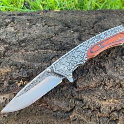 Couteau pliant ornemental acier 440 - manche marron grav&eacute; - ouverture assist&eacute;e