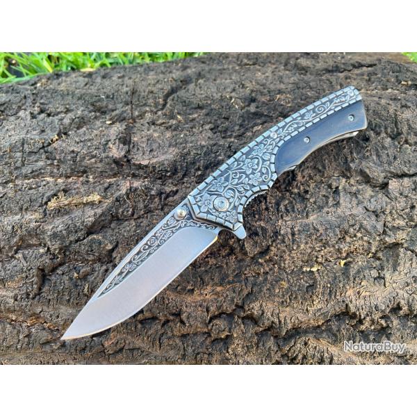 Couteau pliant ornemental acier 440 - manche noir grav� - ouverture assist�e
