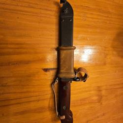 Ba&iuml;onnette de kalachnikov avec fourreau