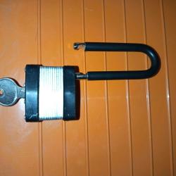 Cadenas &agrave; anse longue (acier lamin&eacute;), avec clef