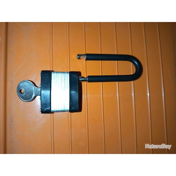 Cadenas � anse longue (acier lamin�), avec clef