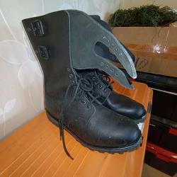 Bottes militaires cuir noir - taille 44 - tr&egrave;s robustes