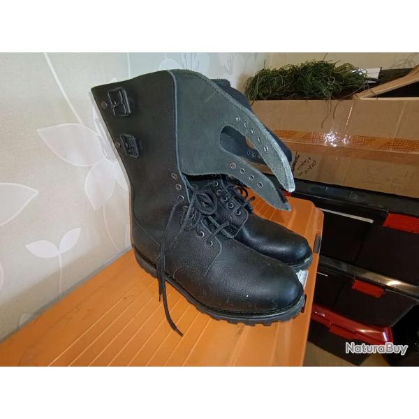 Bottes militaires cuir noir - taille 44 - tr�s robustes