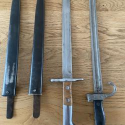 Ba&iuml;onnette suisse avec deux fourreaux en bonne &eacute;tat, une autre plus longue sabl&eacute; mais &agrave; restaurer