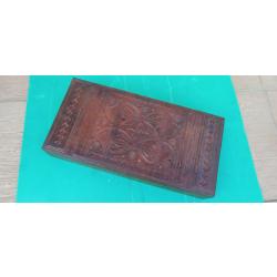 ANCIENNE &  RAVISSANTE  BOITE BOIS ARTISANALE  RECOUVERTE DE CUIR  .