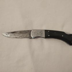 Couteau Pliante,L&acirc;me damas contemporaine. Plaquetes de corne , et laton.L&acirc;me damas.Travallhe artesan