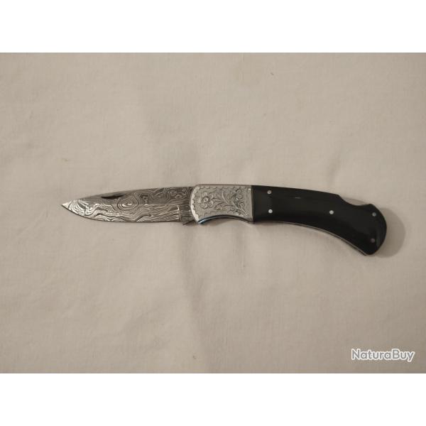 Couteau Pliante,L�me damas contemporaine. Plaquetes de corne , et laton.L�me damas.Travallhe artesan