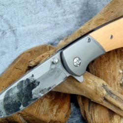 Couteau Pliant avec Motif Ours - Manche Bois Ergonomique - Clip Ceinture - 9cm