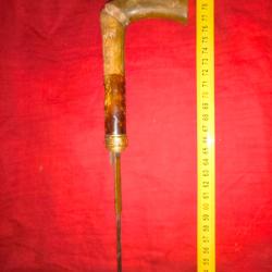 Canne &eacute;p&eacute;e, XIXe  pommeau de corne orn&eacute; d'&eacute;toiles de laiton incrust&eacute;es. Sans fourreau