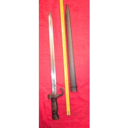 Ba&iuml;onnette mousqueton 1892 &agrave; quillon non coup&eacute; poign&eacute;e bois. Avec fourreau.