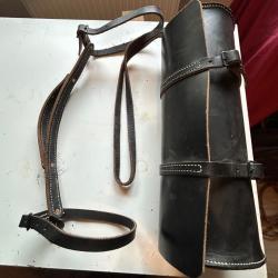 Cavalerie us porte couverture et sacoche ronde  en cuir noir &eacute;pais