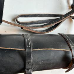 Cavalerie us porte couverture et sacoche ronde  en cuir noir &eacute;pais