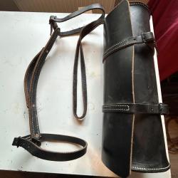 Cavalerie us porte couverture et sacoche ronde  en cuir noir &eacute;pais