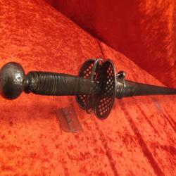 RAPIERE XVIIe. type mousquetaire . Lame Avec beau marquage. Monture fer. Garde a pas d'Anne.