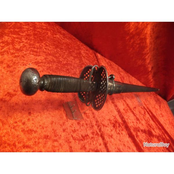 RAPIERE XVIIe. type mousquetaire . Lame Avec beau marquage. Monture fer. Garde a pas d'Anne.