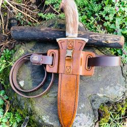 ensemble de traque / dague , fourreau, porte fourreau, ceinturon cuir &eacute;cusson sanglier