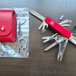 Victorinox Swisschamp + &eacute;tui cuir rouge + 2 Cordelettes Victorinox + offert: mousqueton + OLIGHT i3E