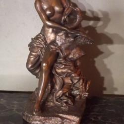 sculpture en bronze " leda et le cygne "