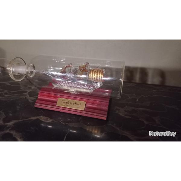 Tr�s joli bateau en verre dans sa bouteille